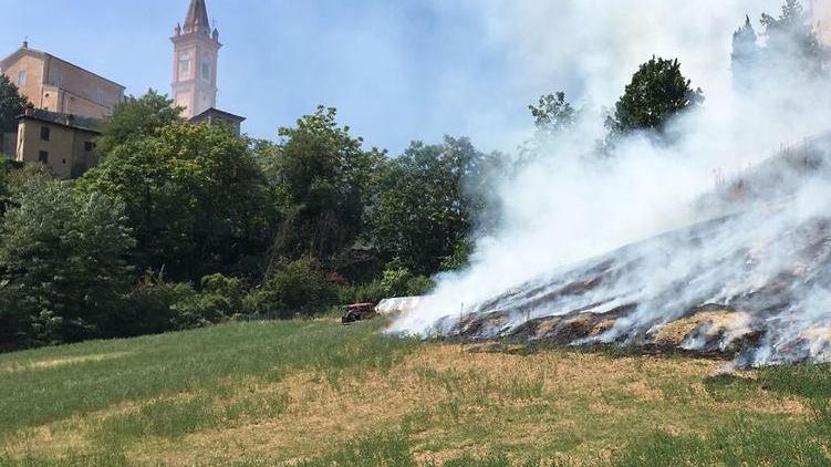 Savignano: rogo ai piedi del borgo medievale