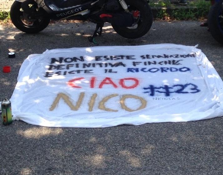 Fiori, striscioni e messaggi per ricordare Nicholas 