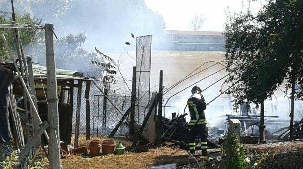 Magazzino distrutto dalle fiamme 
