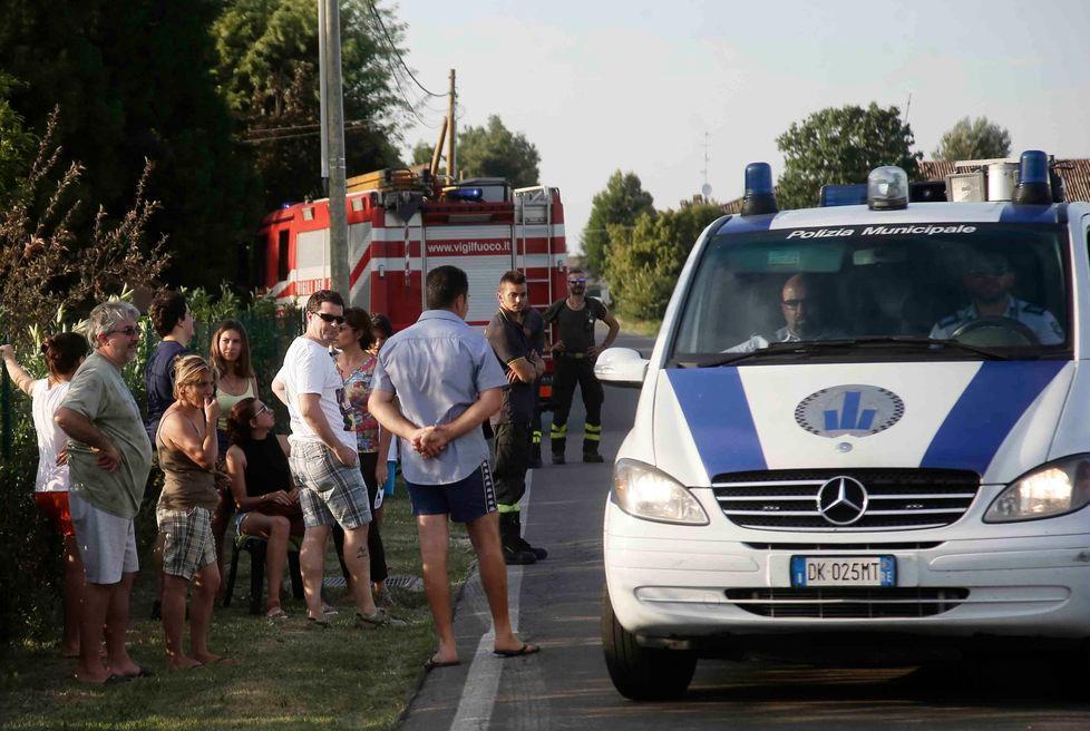 Auto nel canale in via Comparoni 