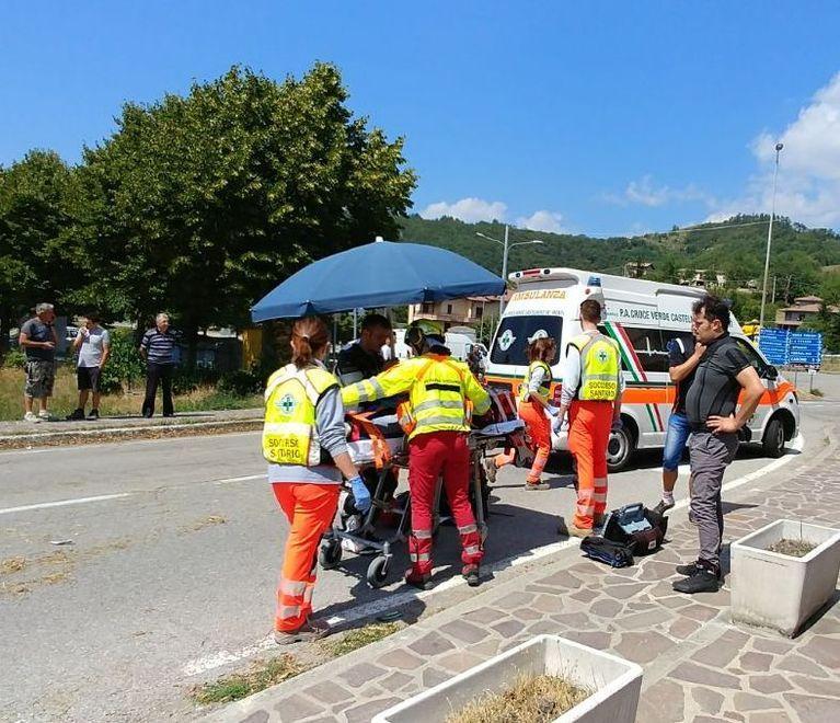 Con la moto contro un cancello: è grave 