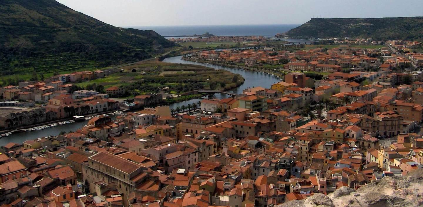 Bosa, ruba ghiaia dal belvedere: costretto a renderla 