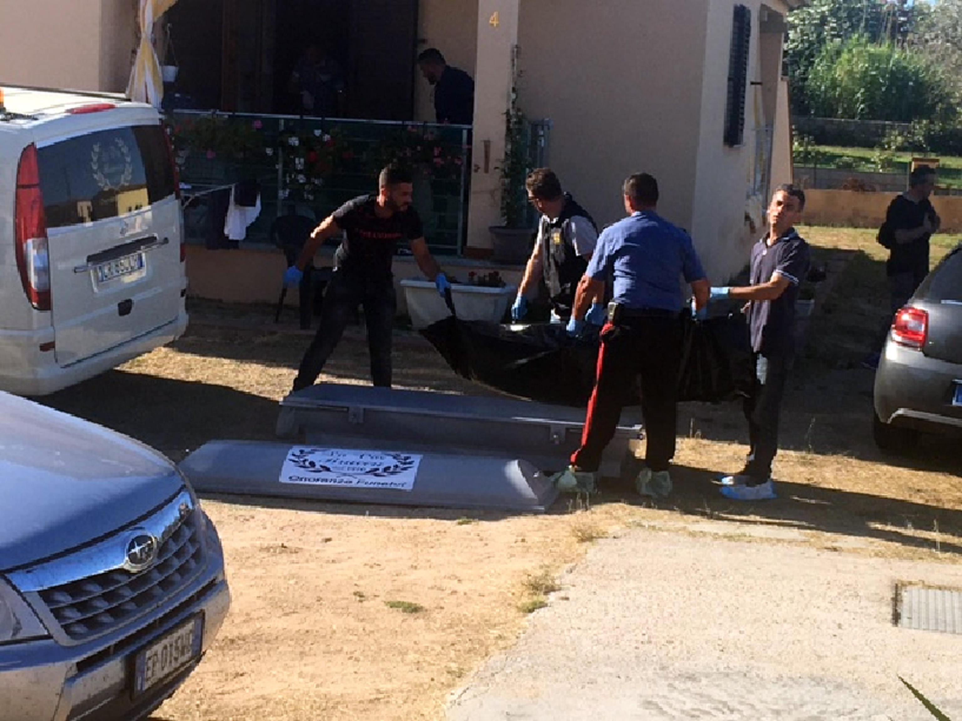 La salma di Erika portata via dalla villetta di Lu Fraili