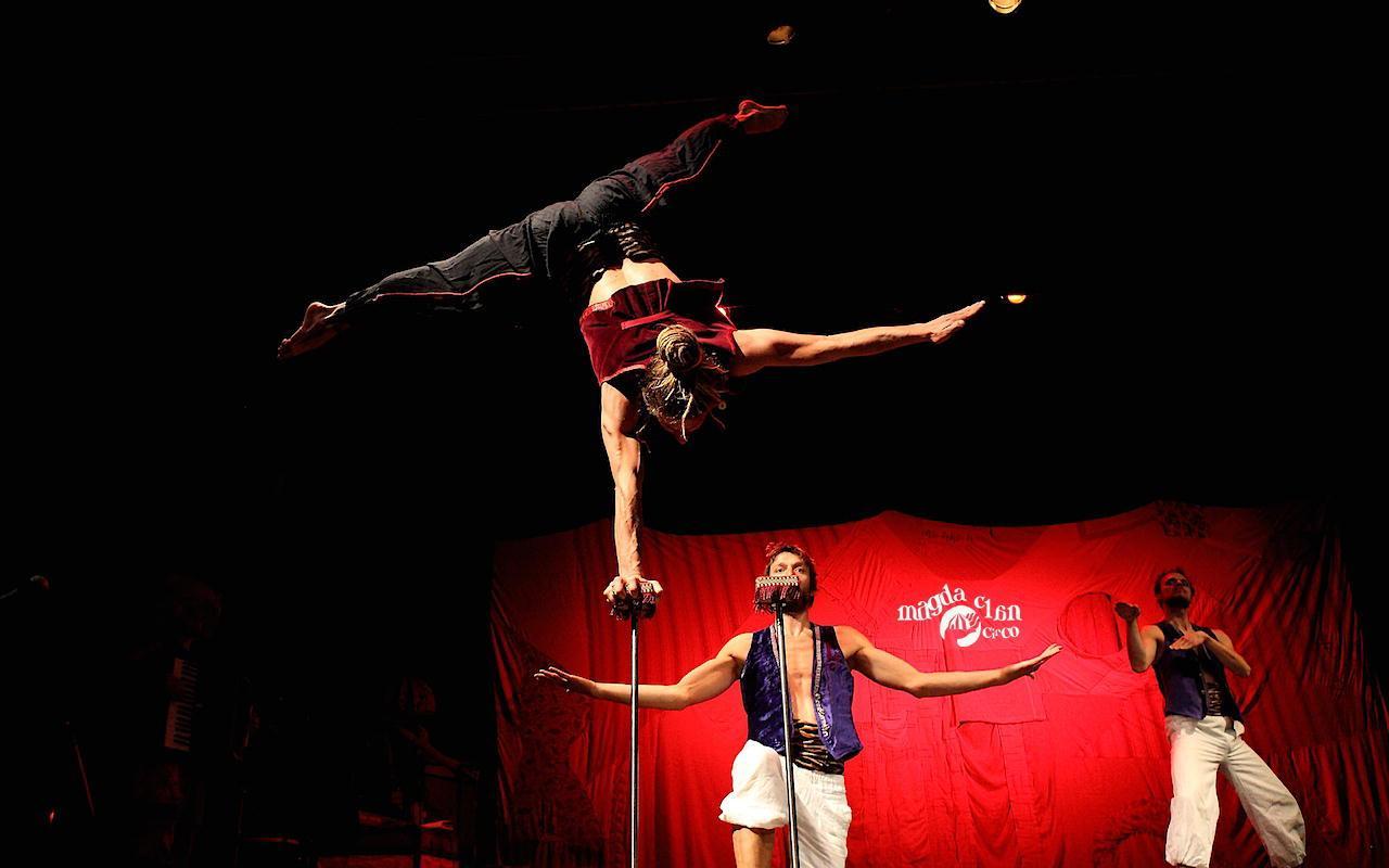 Un numero degli artisti del circo Magdaclan