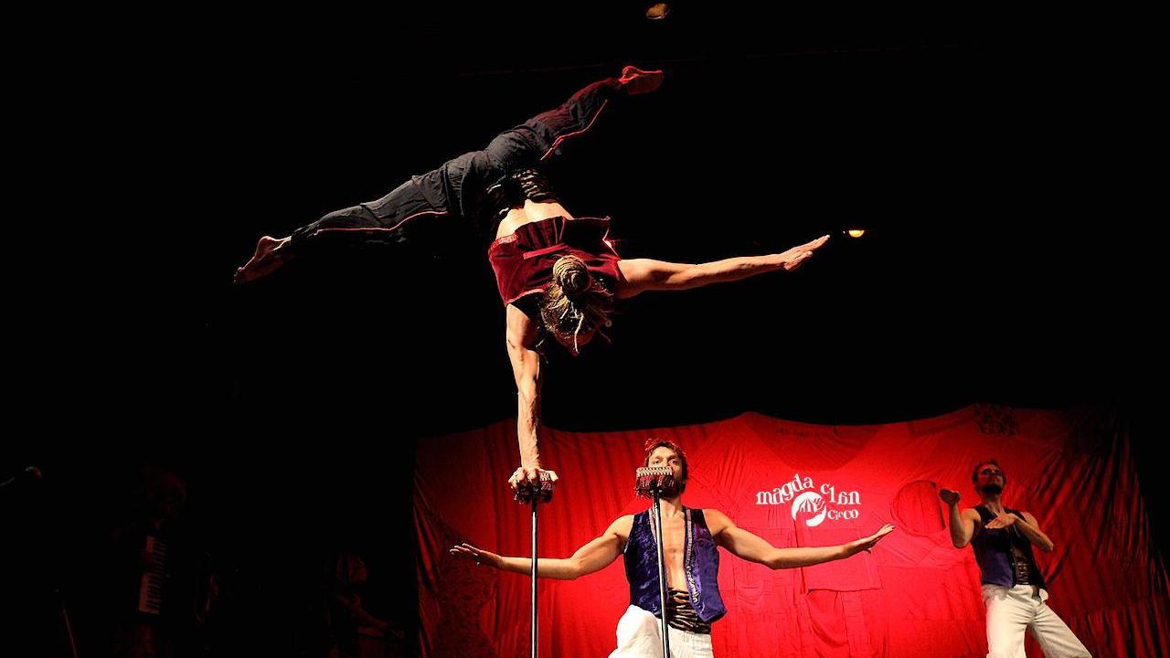Un numero degli artisti del circo Magdaclan