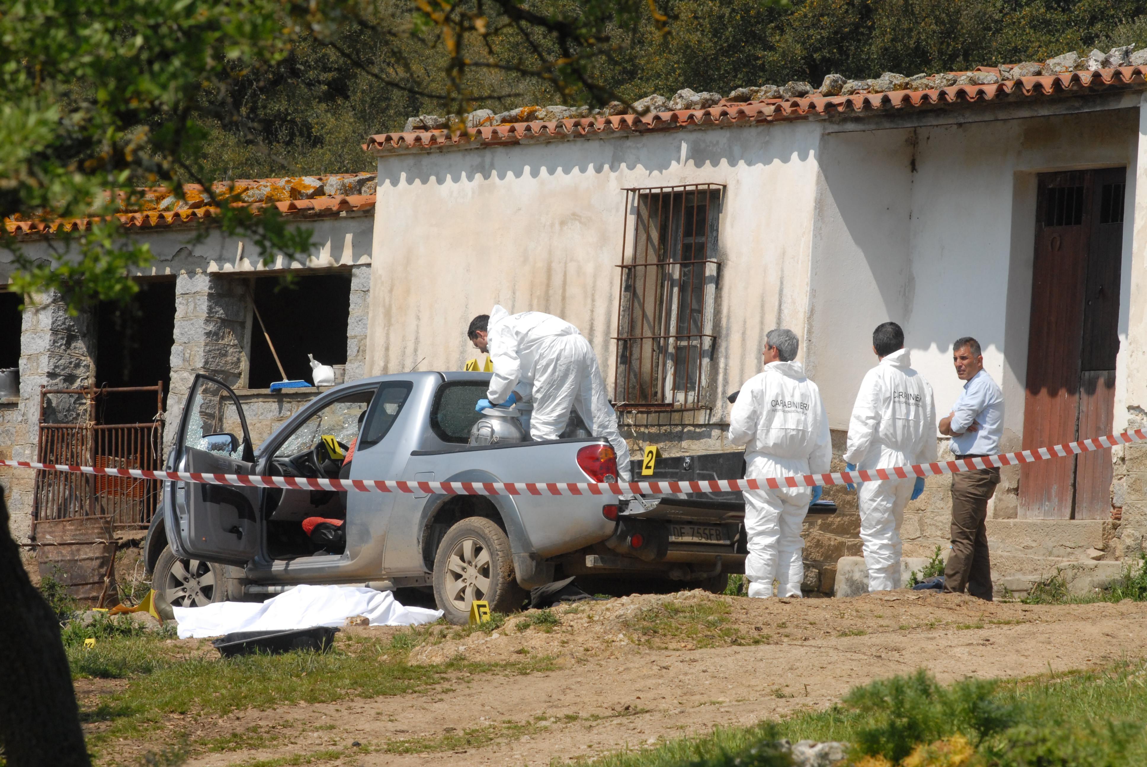 Gli investigatori nell'ovile di Biderosa