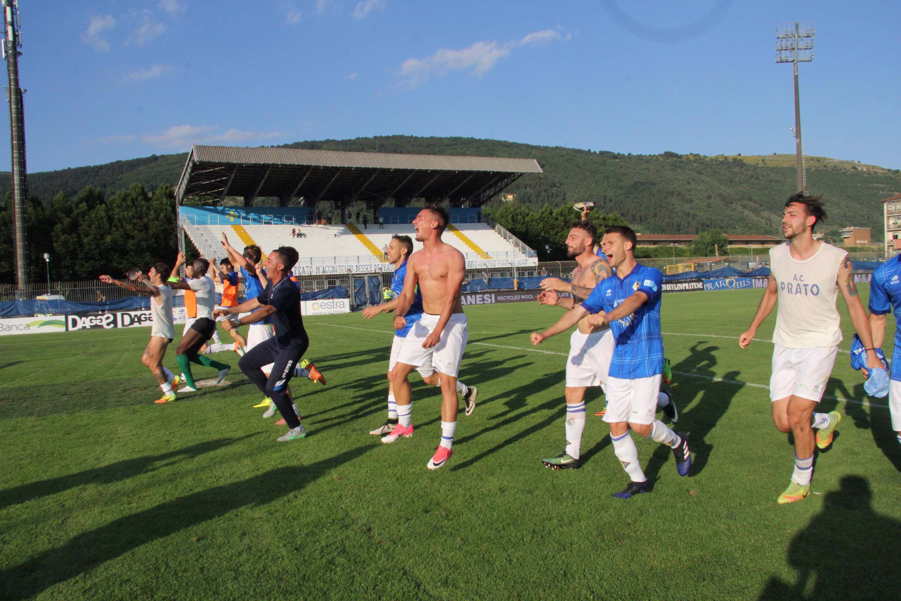 La gioia dei giocatori biancazzurri al termine di Prato-Tuttocuoio (foto Batavia)