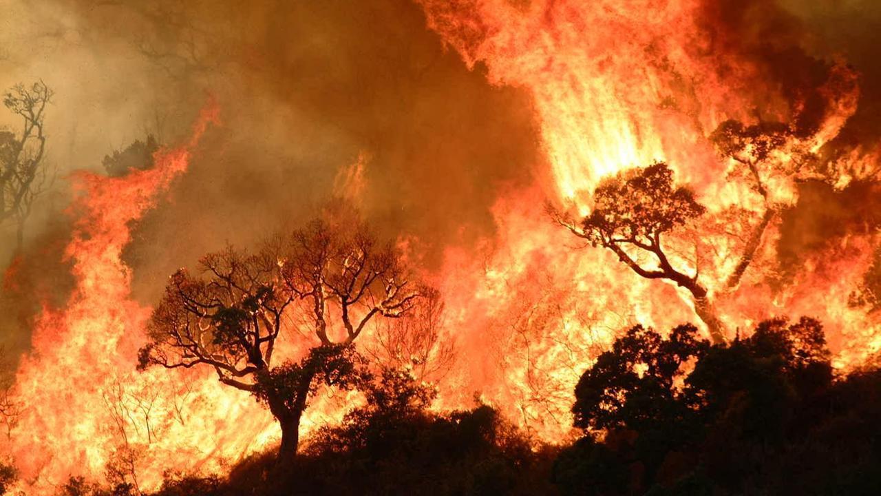 Villasimius, vasto incendio minaccia due resort turistici