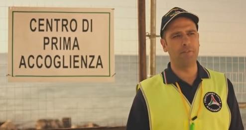 Un momento della gag di Checco Zalone nel film "Quo vado"