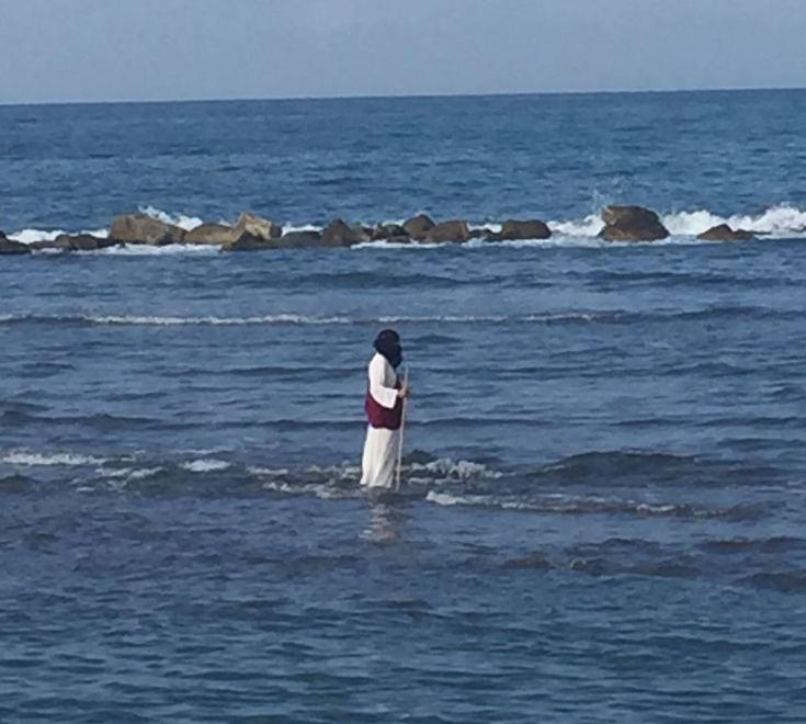 “Cammina” sulle acque travestito da Gesù perché non hanno dragato la spiaggia