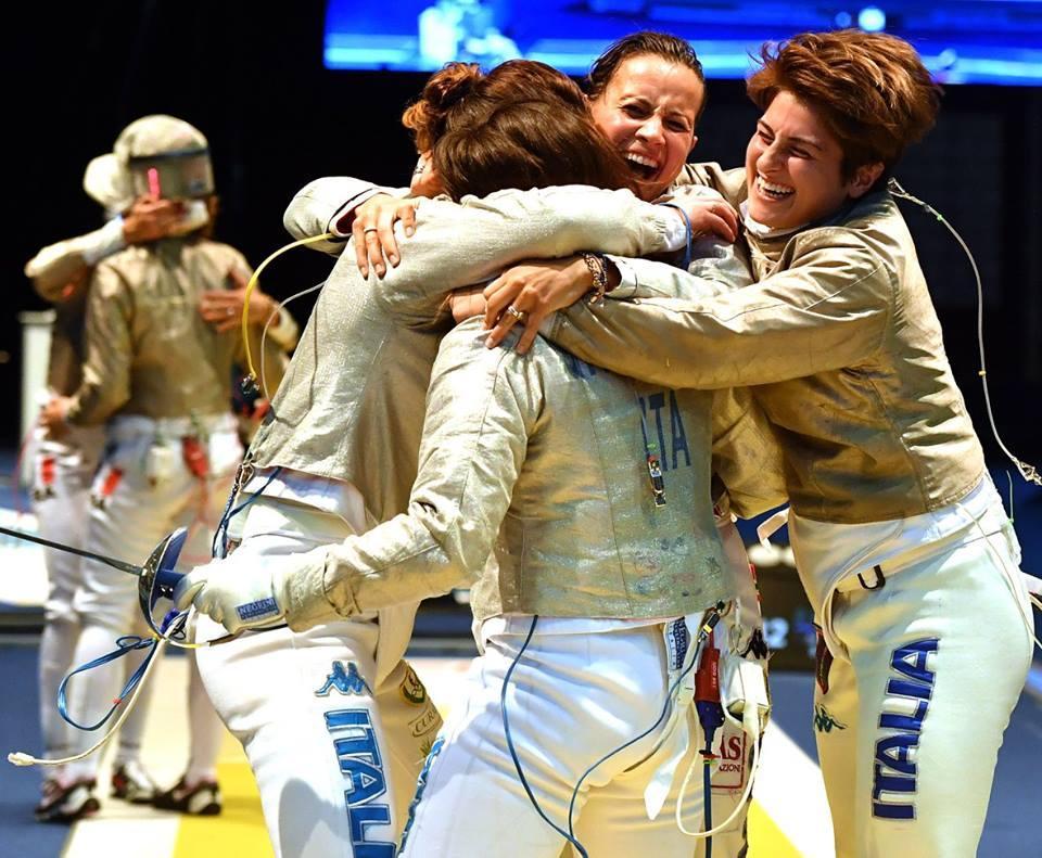 La festa delle sciabolatrici dopo la vittoria (Foto Augusto Bizzi)
