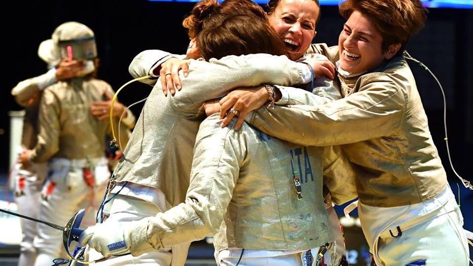 La festa delle sciabolatrici dopo la vittoria (Foto Augusto Bizzi)