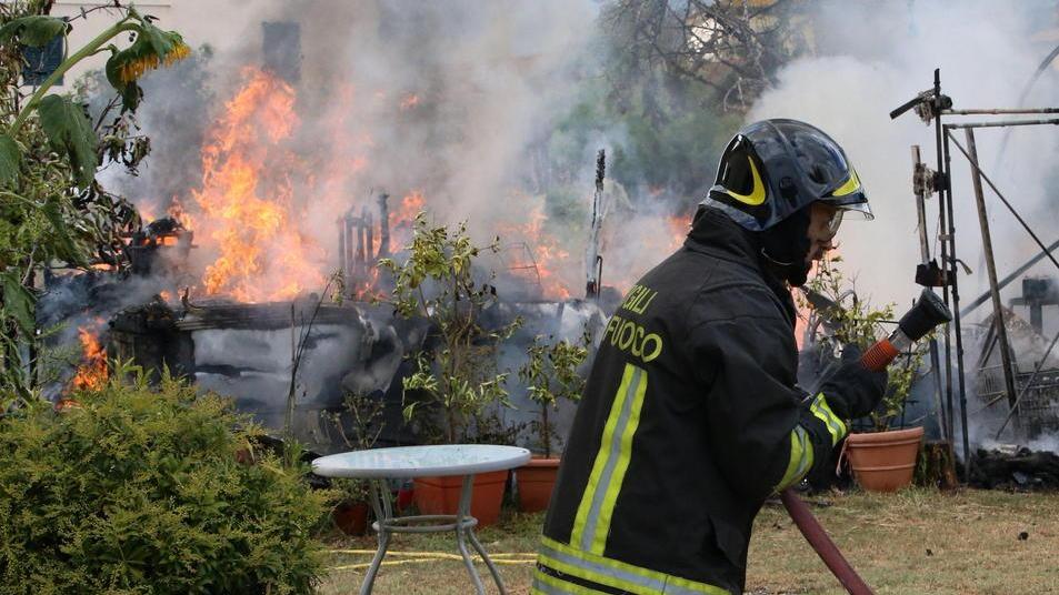 L'intervento dei vigili del fuoco in via Cellini (Foto Nucci)