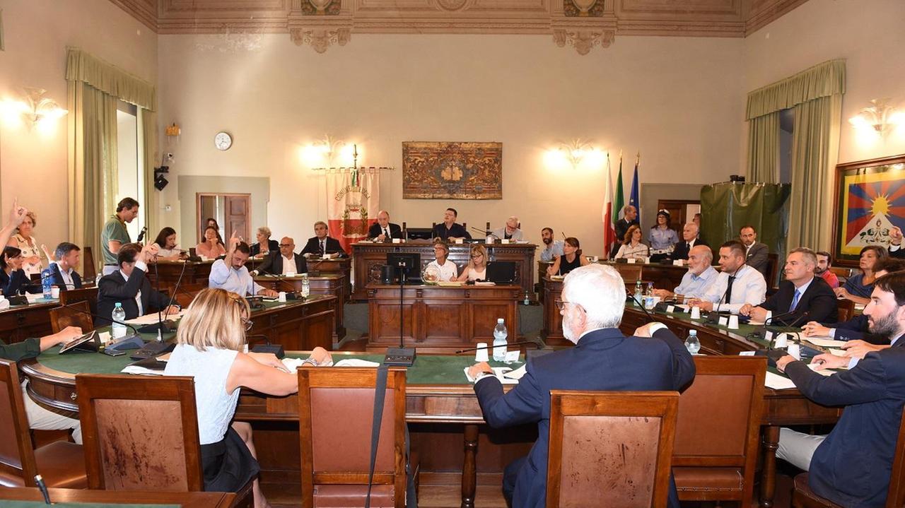 Una seduta del consiglio comunale di Lucca (Foto Sernacchioli)