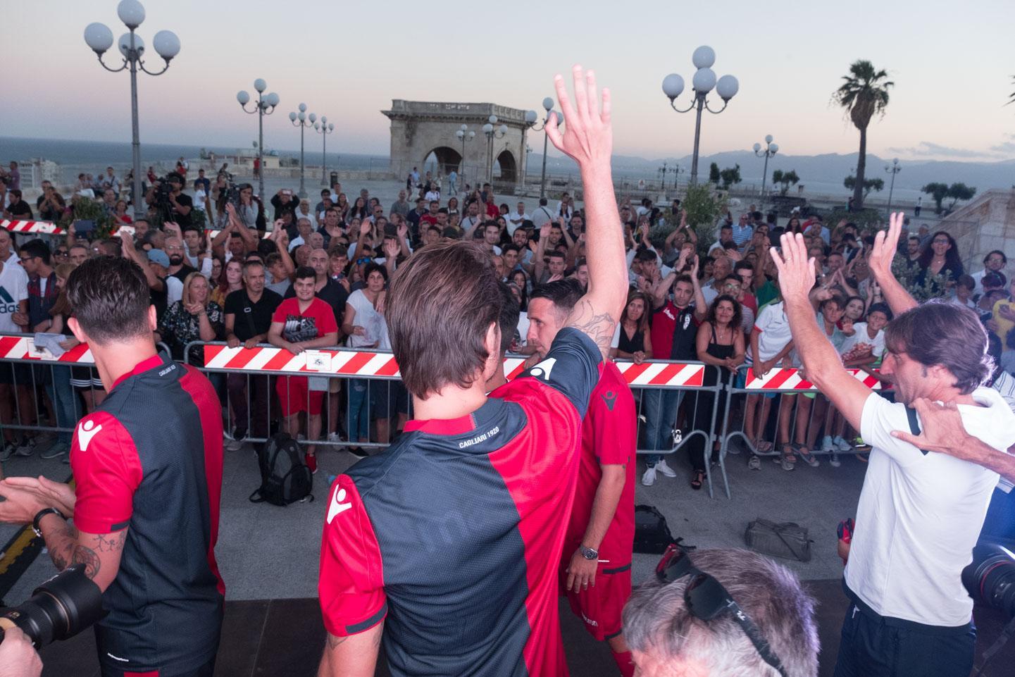 La presentazione delle nuove maglie del Cagliari al Bastione (foto Mario Rosas)