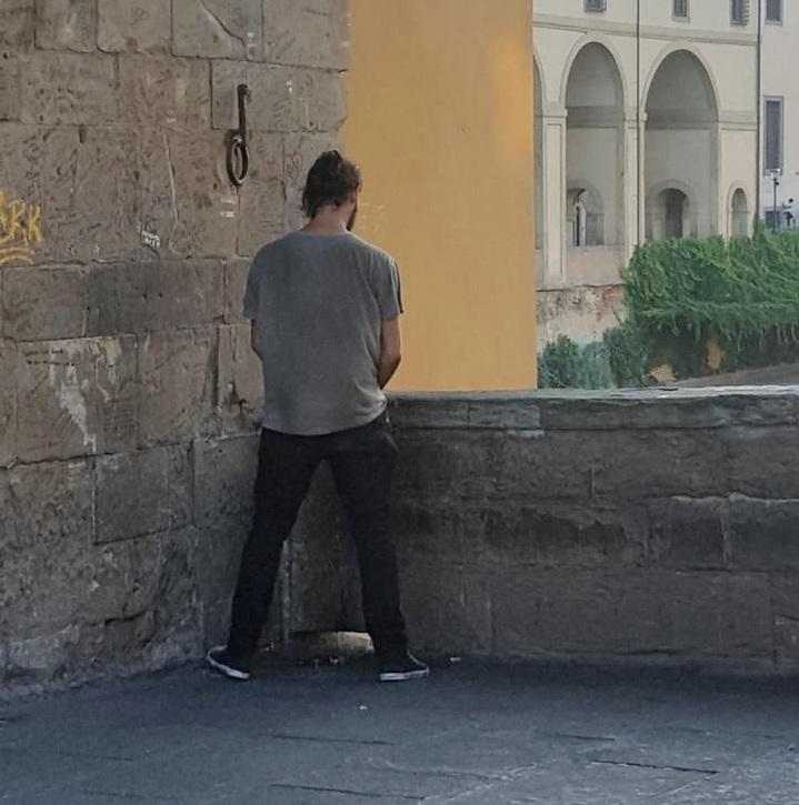 La foto che immortala il giovane mentre urina sul Ponte Vecchio