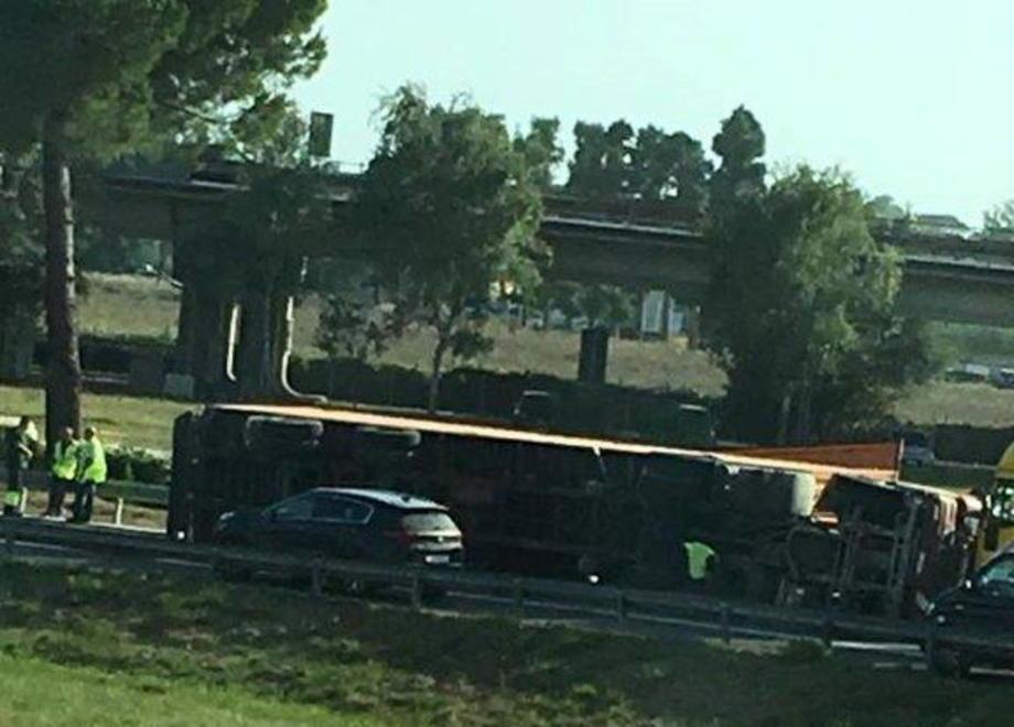 Tir si ribalta sull’A11, traffico in tilt