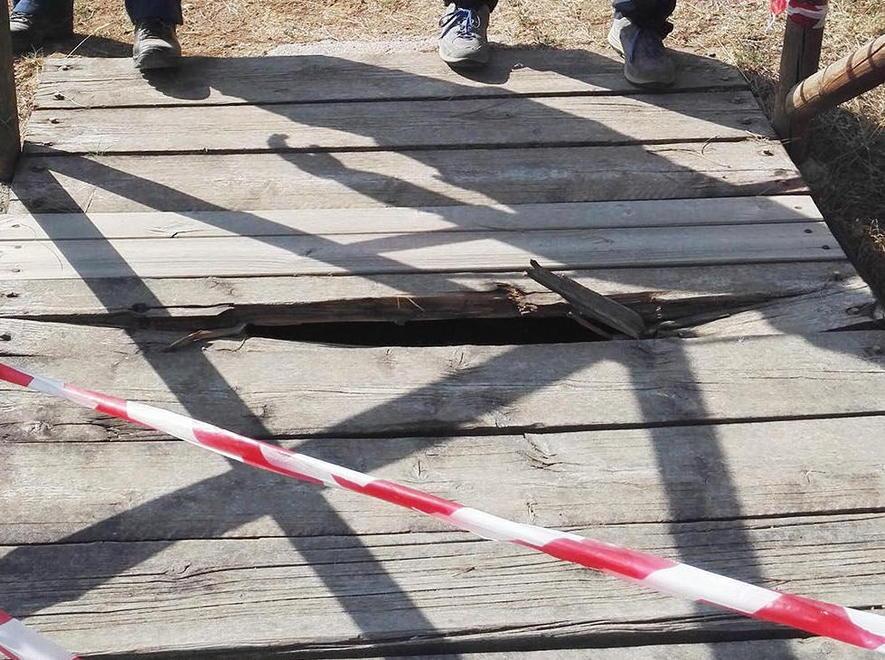 Si rompe la passerella pedonale interviene la protezione civile