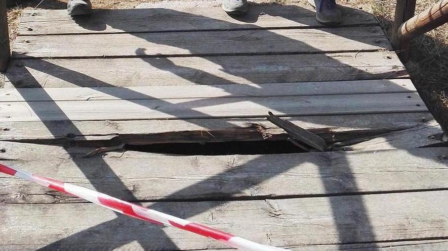 Si rompe la passerella pedonale interviene la protezione civile