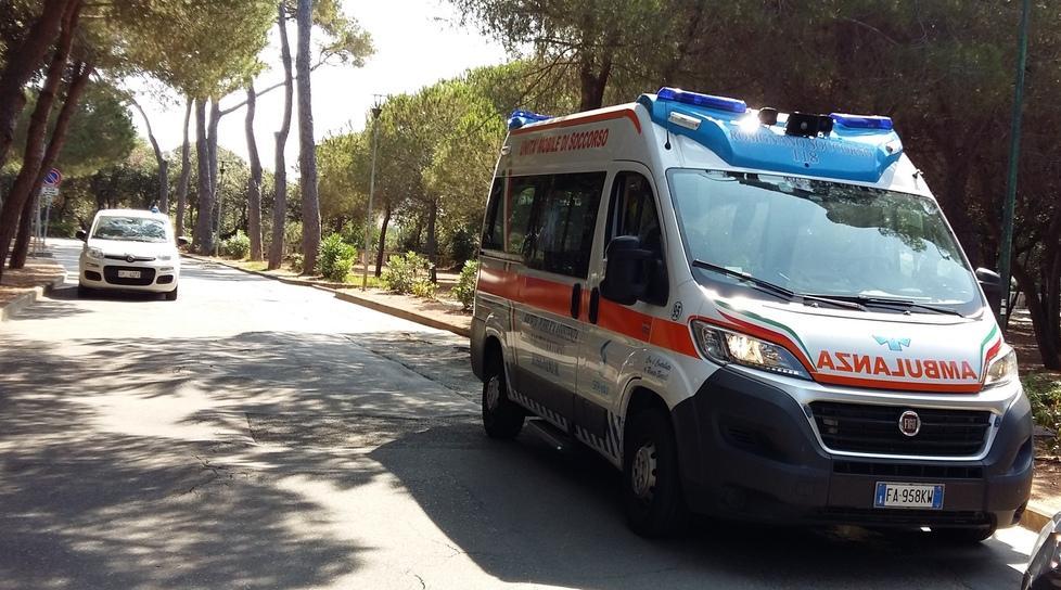 Operaio cade dalla scala, portato in ospedale 