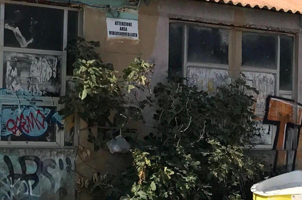 L’arenile diventa un bagno pubblico 