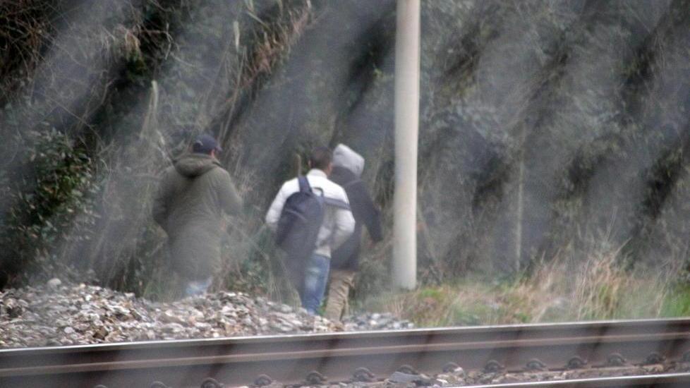Un muro anti spaccio sui binari