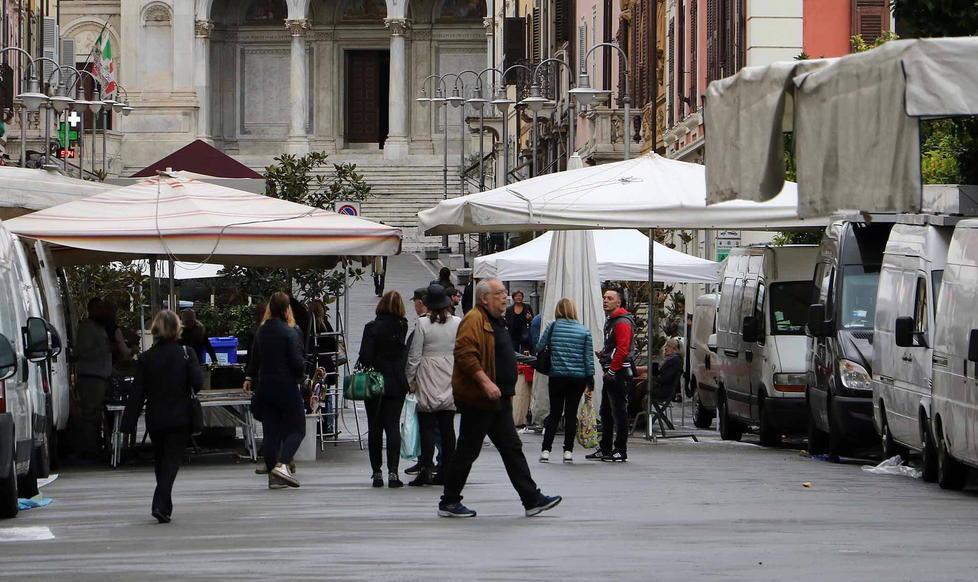 Mercato, sale la protesta