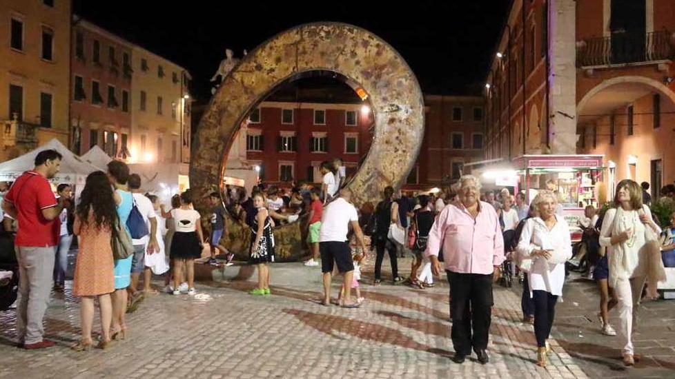 Via libera alla Notte Bianca, ma senza l’uso del palco