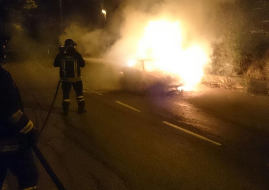 Auto prende fuoco vicino al cimitero 