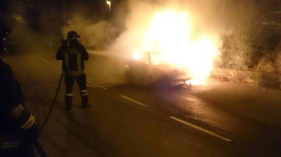 Auto prende fuoco vicino al cimitero