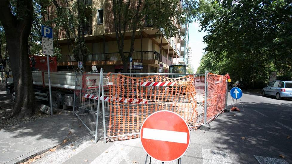 Lavori alla rete gas, strada chiusa