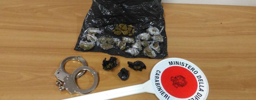 Minaccia la ex convivente con un coltello in spiaggia