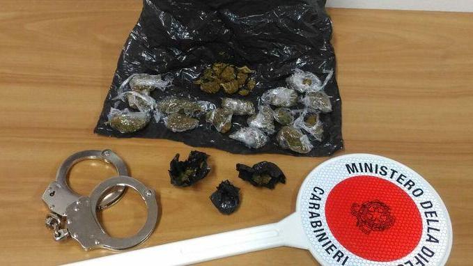 Minaccia la ex convivente con un coltello in spiaggia