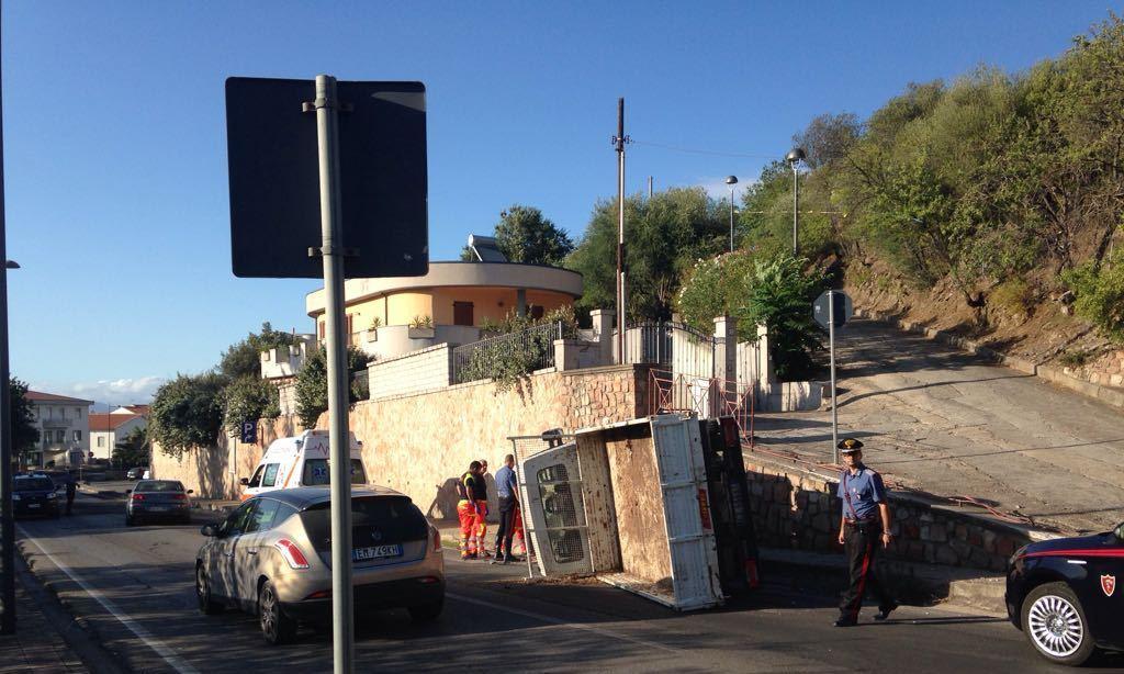 Furgone si ribalta in via De Gasperi