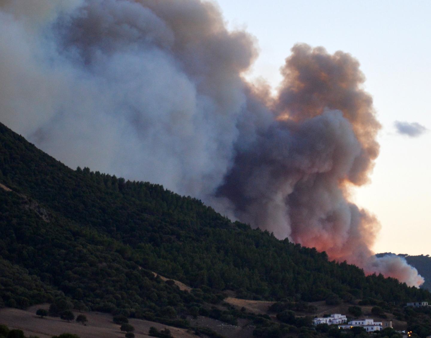 Violento incendio, notte di paura 