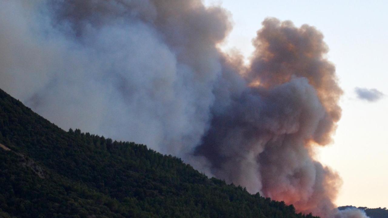 Violento incendio, notte di paura