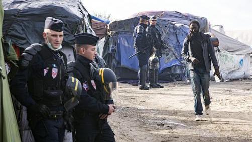 Gas a peperoncino contro migranti Calais