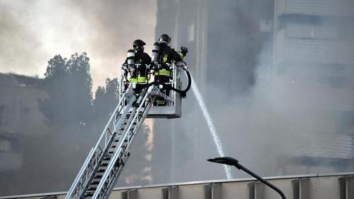 Incendio Milano, in corso 'smassamento'