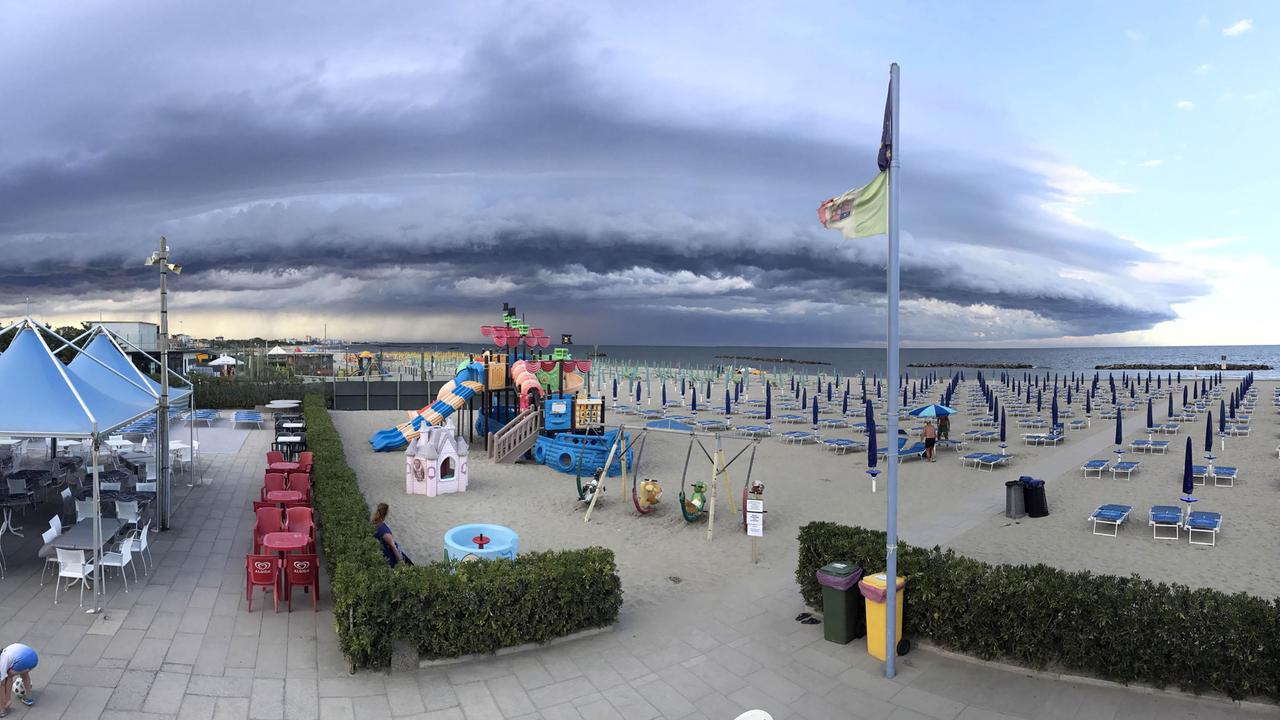 Ancora vento forte e turisti un'altra volta in fuga dalla spiagge
