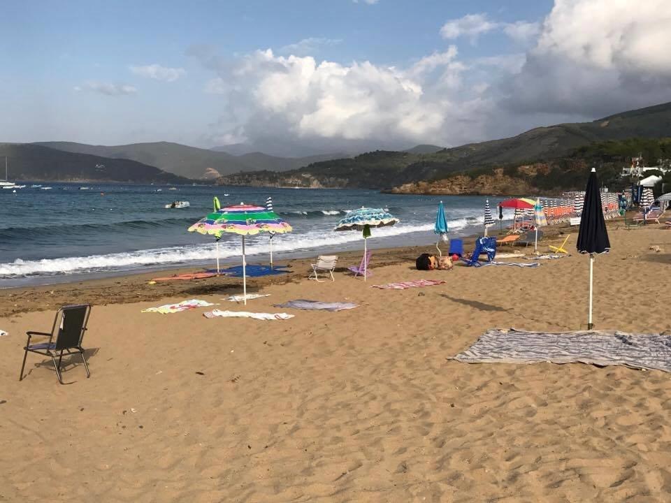 La spiuaggia di Lido di Capoliveri alle 8 (foto di Gio' Di Stefano)