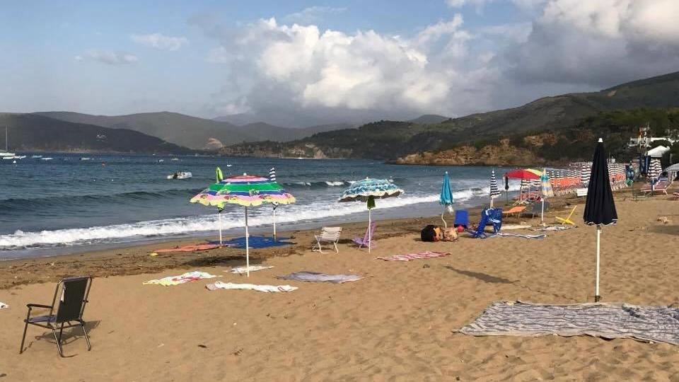 La spiuaggia di Lido di Capoliveri alle 8 (foto di Gio' Di Stefano)