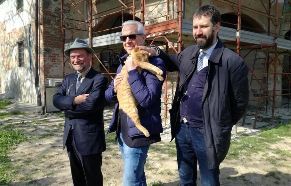 I dirigenti comunali Augusto Bassolino e Sergio Spagnesi insieme all’assessore Filippo Alessi al gattile di via Bogaia