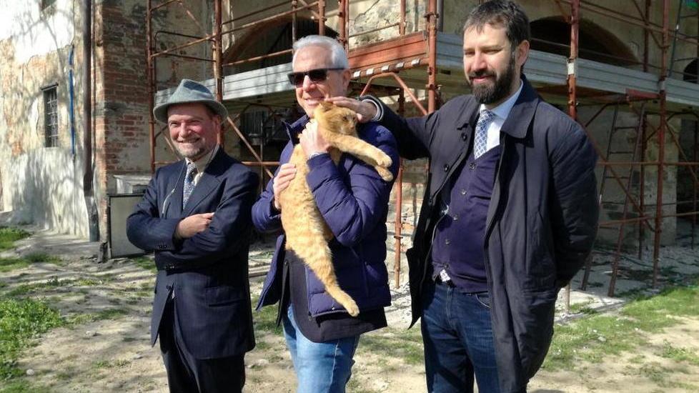 I dirigenti comunali Augusto Bassolino e Sergio Spagnesi insieme all’assessore Filippo Alessi al gattile di via Bogaia