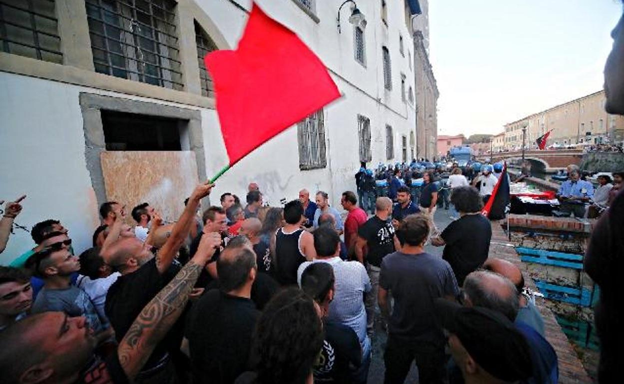 I manifestanti e la polizia si fronteggiano sugli scali del Refugio (Repetti Marzi Pentafoto)