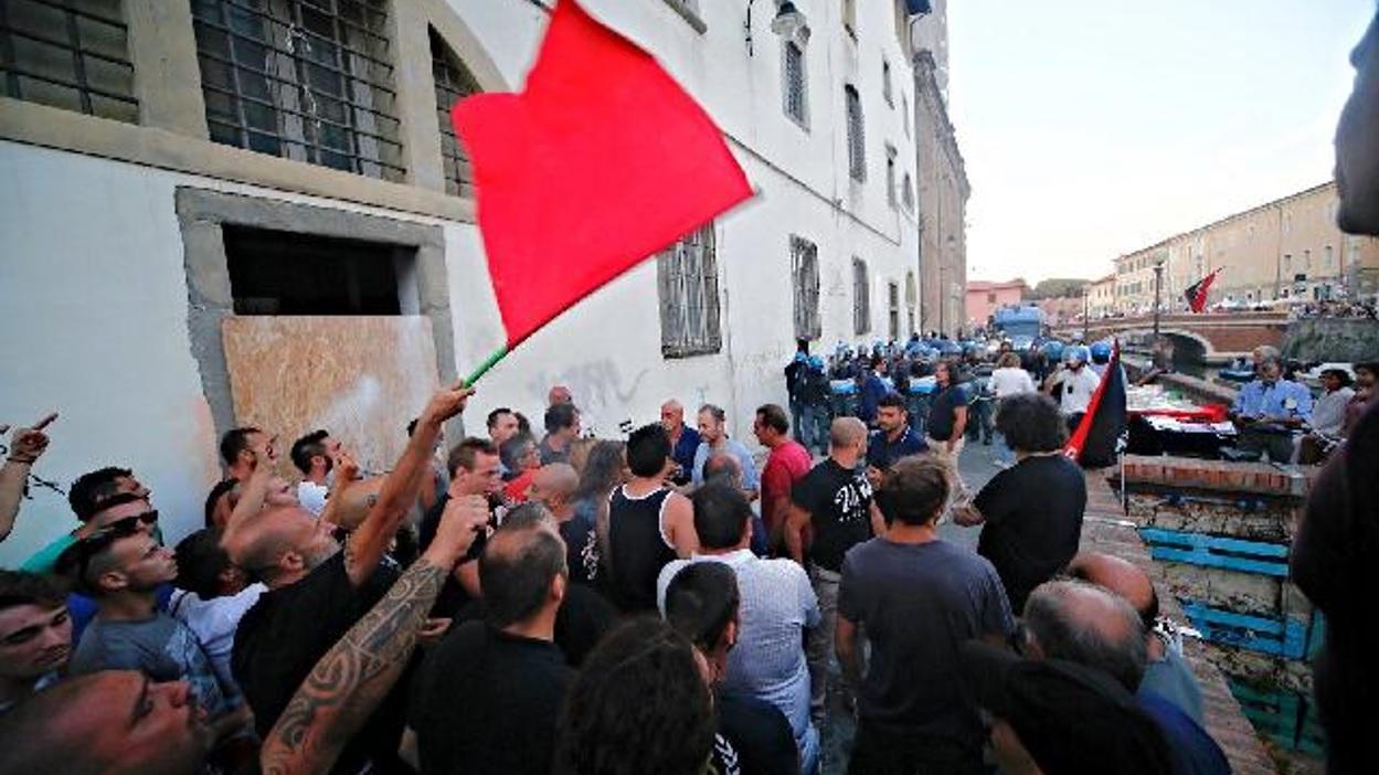 I manifestanti e la polizia si fronteggiano sugli scali del Refugio (Repetti Marzi Pentafoto)