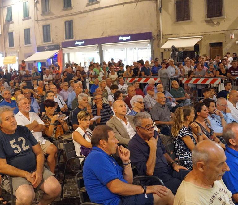 L’abbraccio dei tifosi al Pontedera da “favola” 