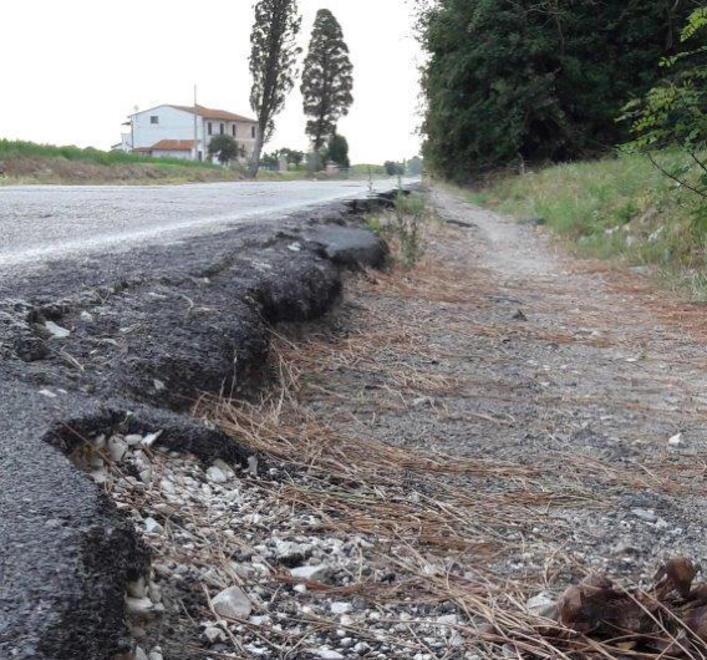 Proteste per il Fosso Vecchio Chiuso il ponte di Zambra