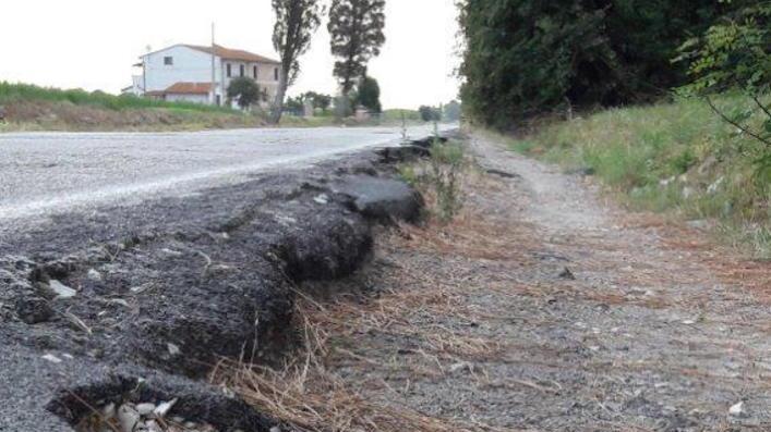 Proteste per il Fosso Vecchio Chiuso il ponte di Zambra