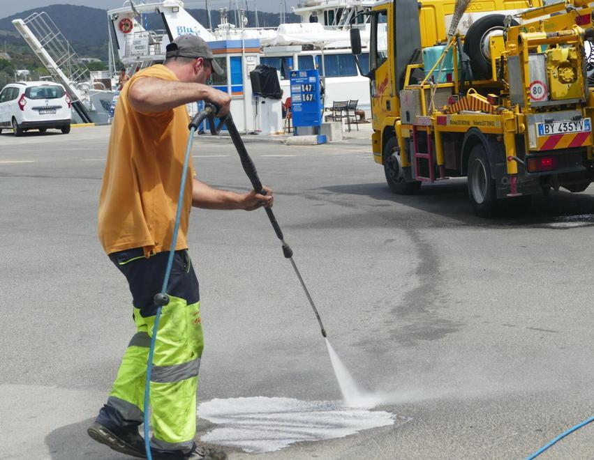Camionista semina gasolio sulla Talamonese 