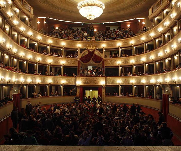La grande lirica raccolta in 360 foto autografate 